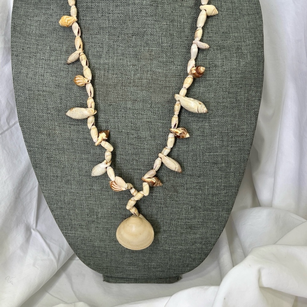 Vintage Shell Lei Necklace Rare LARGE Very Nice and has Two Clams Shells☑️ - Picture 6 of 8
